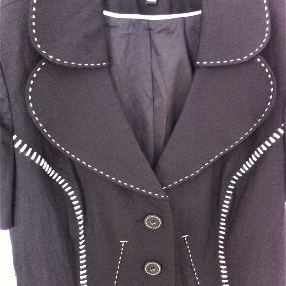 Le Chateau Black Blazer with Notched Lapel and Decorative Stitching - Picture 9 of 11